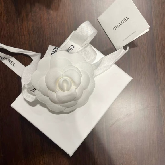 Chanel earrings Year 2022 brand new - Picture 3 of 3